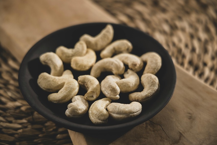 RAW CASHEWS