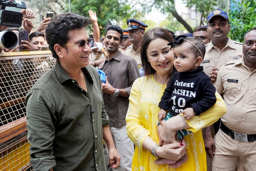 Sachin Tendulkar selfies with fans