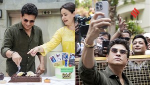 53वें जन्मदिन पर फैंस के बीच पहुंचे सचिन तेंदुलकर, घर के बाहर जश्न का माहौल, फैंस के साथ केक काटकर जीता दिल