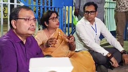 कोलकाता में स्ट्रॉन्ग रूम के बाहर टीएमसी का धरना, बीजेपी नेता भी पहुंचे, चुनाव आयोग ने जारी किया बयान