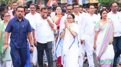 चुनाव नतीजे आने से पहले कोलकाता में स्ट्रांग रूम के बाहर धरने पर बैठे टीएमसी नेता 