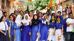 UP Board 10th Toppers 2026: यूपी बोर्ड 10वीं में सीतापुर की कशिश और बाराबंकी की अंशिका ने किया टॉप, टॉपर लिस्ट में भी बेटियों का बोलबाला