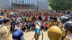 39 रुपये बढ़ी सैलरी, 5000 रुपये का एक सिलेंडर…नोएडा में उग्र प्रदर्शन करने वाले श्रमिक क्यों हैं नाराज