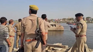 Yamuna, pontoon bridge, boat collides with pontoon bridge in yamuna