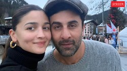 रणबीर कपूर के साथ बर्फीली वादियों में सालगिरह मना रहीं आलिया भट्ट, खूबसूरत कैप्शन के साथ पति को दी बधाई