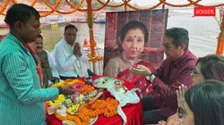 आशा भोसले की अस्थियां गंगा में हुईं विसर्जित, बेटे आनंद और पोती ज़नाई भोसले पहुंचे वाराणसी