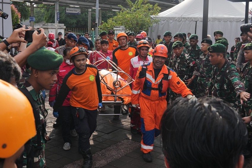 commuter train and express train crash in Indonesia details