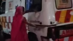 मध्य प्रदेश: गंभीर रूप से घायल मरीज के परिजन को एम्बुलेंस धोने पर किया गया मजबूर, मामले की जांच के आदेश