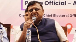 कौन हैं चुनाव आयोग के CEO मनोज अग्रवाल, जिन्हें SIR के मुद्दे पर निशाना बना रही TMC