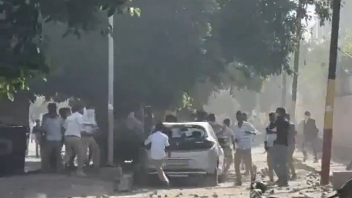 नोएडा फेज-2 में बवाल: वेतन बढ़ोतरी की मांग पर कर्मचारियों का हिंसक प्रदर्शन, तोड़फोड़ और पथराव - Employees protest over salary hike in Noida Phase 2 turns violent heavy police ...