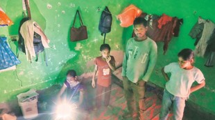 noida | daily wage labourers | protest less income |