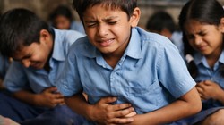 ओडिशा के सरकारी स्कूल में खाना खाने के बाद बिगड़ी तबीयत, 100 से ज्यादा बच्चे बीमार, एक की मौत