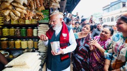 जब झारग्राम में सड़क पर 10 रुपये की झालमुड़ी खाने लगे पीएम मोदी, देखें VIDEO