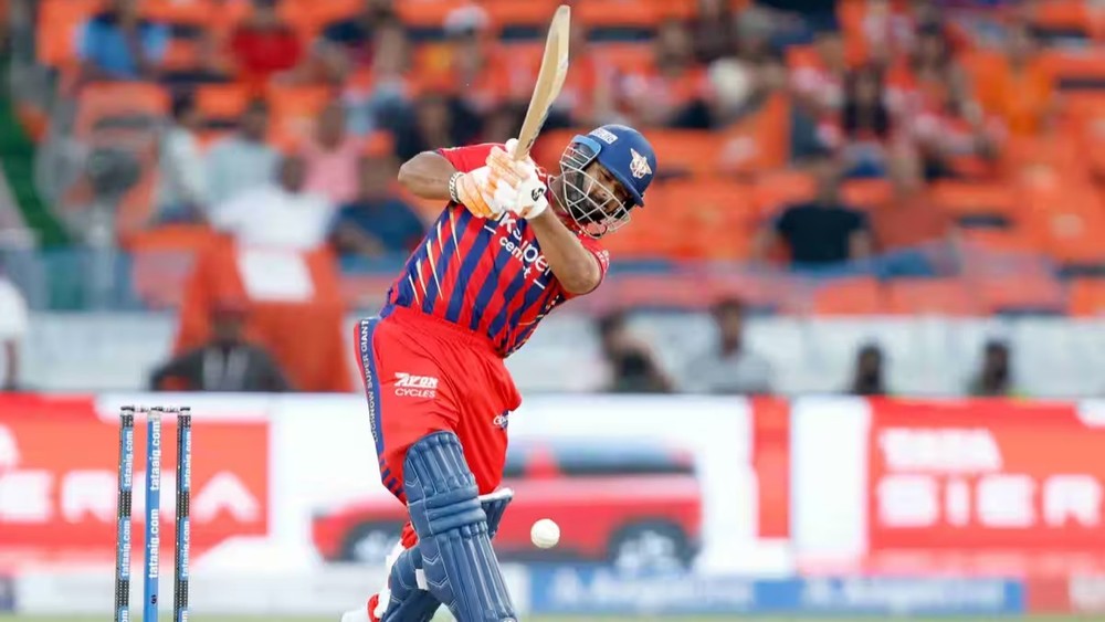 ऋषभ पंत हैदराबाद के खिलाफ शॉट लगाते हुए (फोटो सोर्स- BCCI)