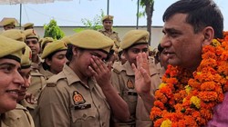 “मत जाइए सर”, रामपुर एसपी के विदाई समारोह में फूट-फूट कर रोईं महिला सिपाही