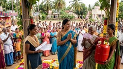 तमिलनाडु के चुनावी वादे डीकोड: दो हजार रुपए महीना, मुफ्त गैस और नौकरियों की बरसात