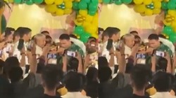 तेज प्रताप यादव के जन्मदिन की पार्टी में पहुंचे लालू प्रसाद, बेटे को खिलाया केक, देखें VIDEO