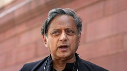 केरल में शशि थरूर के काफिले पर हमला, उनके गनमैन को पीटा गया