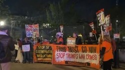 सीजफायर की घोषणा के बाद भी कम नहीं हुई नाराजगी, व्हाइट हाउस के बाहर प्रदर्शनकारियों ने मांगा ट्रंप का इस्तीफा