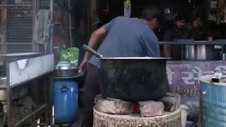 ‘हम LPG खरीद नहीं सकते’, संकट से जूझते ढाबे और रेस्टोरेंट्स, लकड़ी के चूल्हे पर खाना बनाने को मजबूर