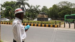 भीषण गर्मी में ‘AC हेलमेट’ और पोर्टेबल पंखे बने दिल्ली ट्रैफिक पुलिस का सहारा, तपती धूप में मिली राहत
