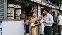 ‘महंगाई ने एक और झटका दिया’, दूध की बढ़ी हुई कीमत पर उपभोक्ताओं की प्रतिक्रिया, कहा – बजट बिगड़ गया