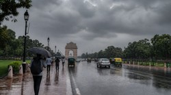 दिल्ली में सात डिग्री से अधिक गिरा तापमान, आज भी छाए रहेंगे बादल, बारिश के आसार