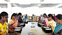 अपनी ही नौकरी का रिप्लेसमेंट तैयार कर रहे वर्कर्स? माथे पर कैमरा लगाकर काम कर रहे मजदूर, AI रोबोट्स को सिखा रहे इंसानी स्किल