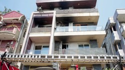 दिल्ली आग हादसा: ‘सेंट्रल लॉक’ और बंद निकास का जाल, सुरक्षा इंतजाम ही बने मौत की वजह | संपादकीय
