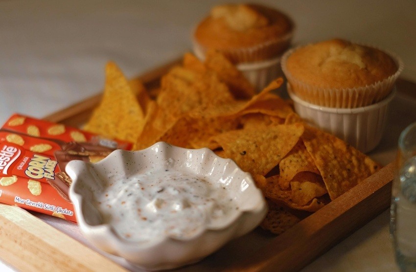Greek yoghurt savoury dip with air-fried pita chips