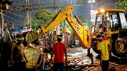 यूपी के बाद पश्चिम बंगाल में भी बुलडोजर एक्शन, हावड़ा स्टेशन पर रेलवे ने हटाई दुकानें