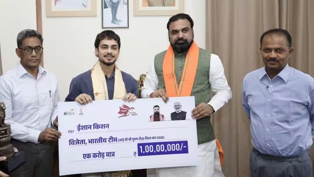 इशान किशन को एक करोड़ का चेज प्रदान करते हुए बिहार को मुख्यमंत्री सम्राट चौधरी (फोटो सोर्स- एक्स)