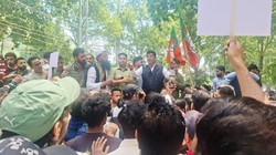 कश्मीर में शराब की ब्रिकी पर रोक के लिए प्रदर्शन, उमर अब्दुल्ला के आवास तक BJP कार्यकर्ताओं ने किया मार्च