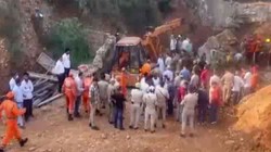जम्मू में पुल का एक हिस्सा ढहा, मलबे के नीचे फंसे 4 मजदूर