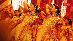 ‘डोला रे डोला’ गाने की शूटिंग के दौरान चार महीने की प्रेग्नेंट थीं माधुरी दीक्षित, बुखार में की थी 13 घंटे तक रिहर्सल