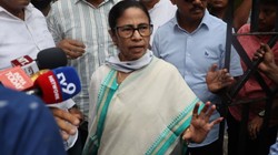 ‘तुम्हारे चरणों में कितनी रिश्वत की दौलत पड़ी है?’ TMC में टूट के बीच ममता बनर्जी की कविता ‘गिरगिट’ वायरल, बागियों को चेतावनी