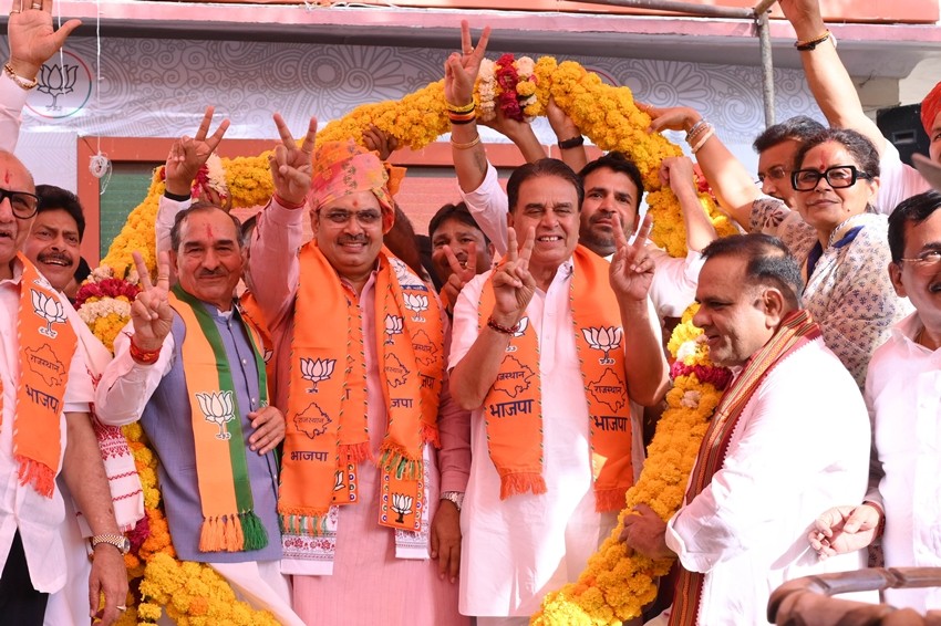 Can Governor dismiss CM
