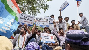 इन परीक्षाओं में हर वर्ष लगभग 80 लाख अभ्यर्थी शामिल होते हैं, जो कभी-कभी एक करोड़ से अधिक तक पहुंच जाते हैं।