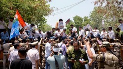 CBSE दफ्तर के बाहर NSUI का प्रदर्शन, ‘धर्मेंद्र प्रधान इस्तीफा दो’ के लगे नारे