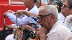 केंद्र सरकार की ओर से मिलने वाली मासिक वृद्धावस्था पेंशन काफी कम, 2012 से नहीं बढ़ी राशि