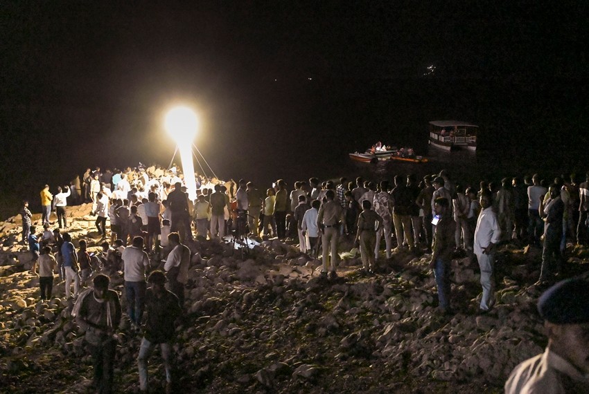 Cruise Sinks During Storm at Bargi Dam
