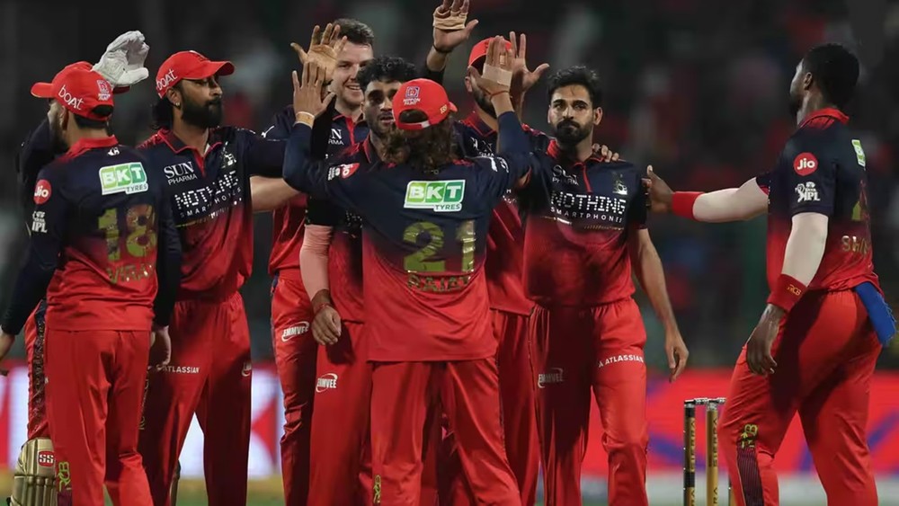 आरसीबी के खिलाड़ी जश्न मनाते हुए (फोटो सोर्स- एपी फाइल फोटो)