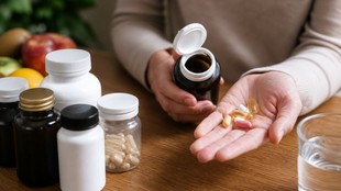 supplement overdose symptoms, vitamin toxicity signs, vitamin D overdose, calcium side effects, iron overload risks, do we need supplements, सप्लीमेंट ओवरडोज लक्षण, विटामिन टॉक्सिसिटी, विटामिन D ज्यादा लेने के नुकसान,