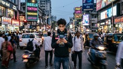 रील, स्क्रीन और भागती दुनिया के बीच आखिर क्यों छूटता जा रहा है ‘समझने’ का हुनर | दुनिया मेरे आगे