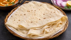 अब घर पर भी बनेंगी रेस्टोरेंट जैसी रूमाली रोटियां, जानें तवे पर Rumali Roti बनाने की रेसिपी