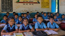 बिहार में एक स्कूल के मिड-डे मील में मिला सांप, सैकड़ों बच्चे हुए बीमार