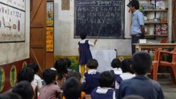 झारखंड: वीडियो में दलित छात्र से स्कूल का टॉयलेट साफ करवाने का दावा, जांच में निकला कुछ और सच