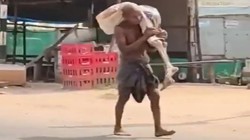 ओडिशा में 19 हजार के लिए कंधे पर बहन का कंकाल, यही है ‘आसान बैंकिंग’ का सच | विचार