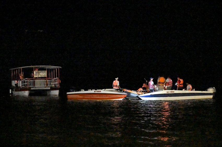 Tourist Cruise Overturns in Minutes