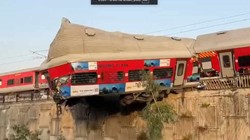विश्वस्तरीय रेल सेवा के दावों के बीच यात्रियों की सुरक्षा पर गहराता भरोसे का संकट | संपादकीय
